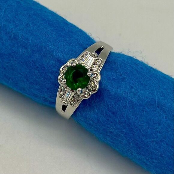 May Birthstone Faux Round Green Emerald Rhinestone Mini Cluster Silver Tone Ring - Picture 2 of 12